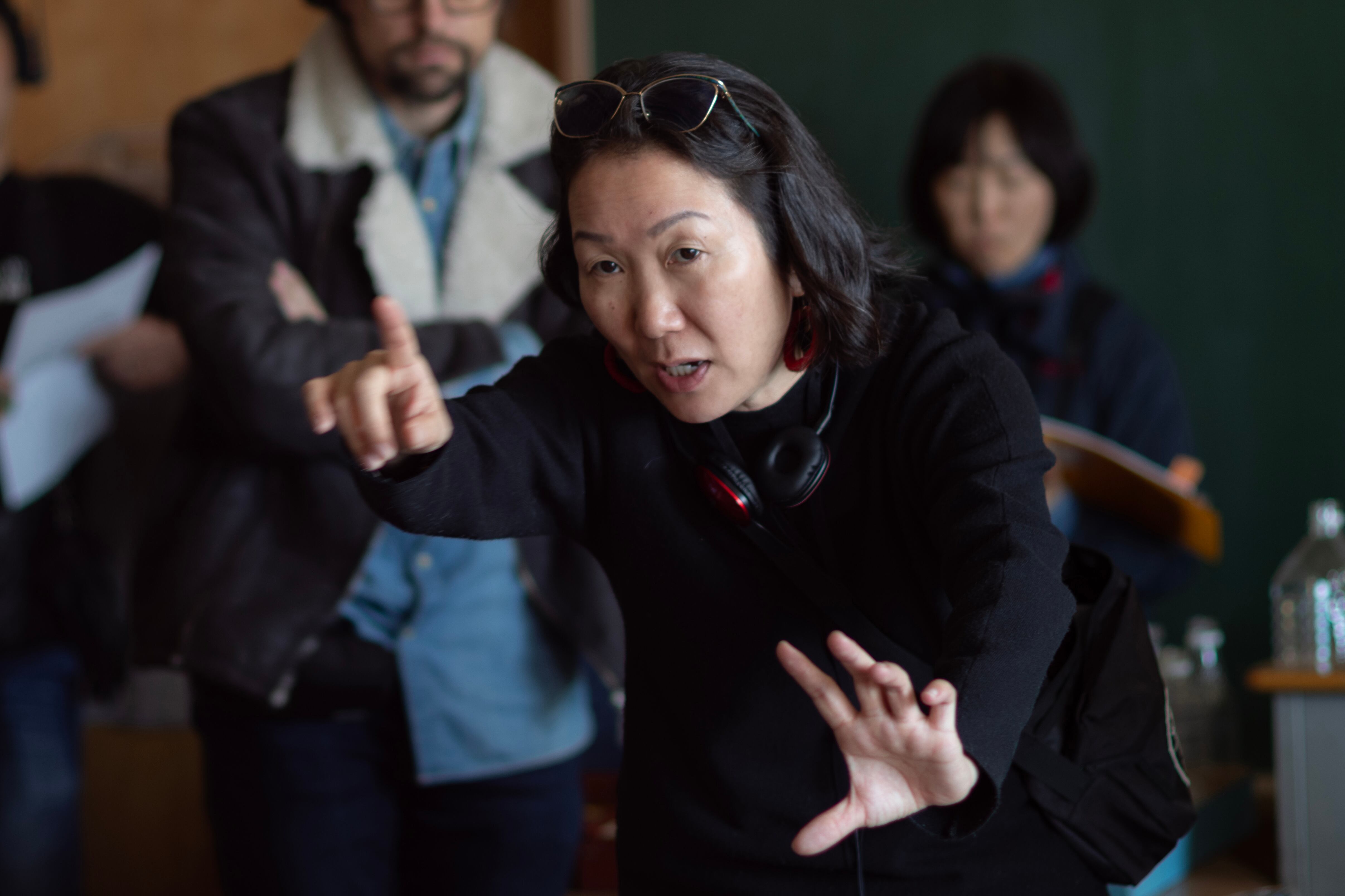 La directora, HIKARI, en el set de 'RENTAL FAMILY'. Foto: James Lisle/Searchlight Pictures. © 2025 Searchlight Pictures.