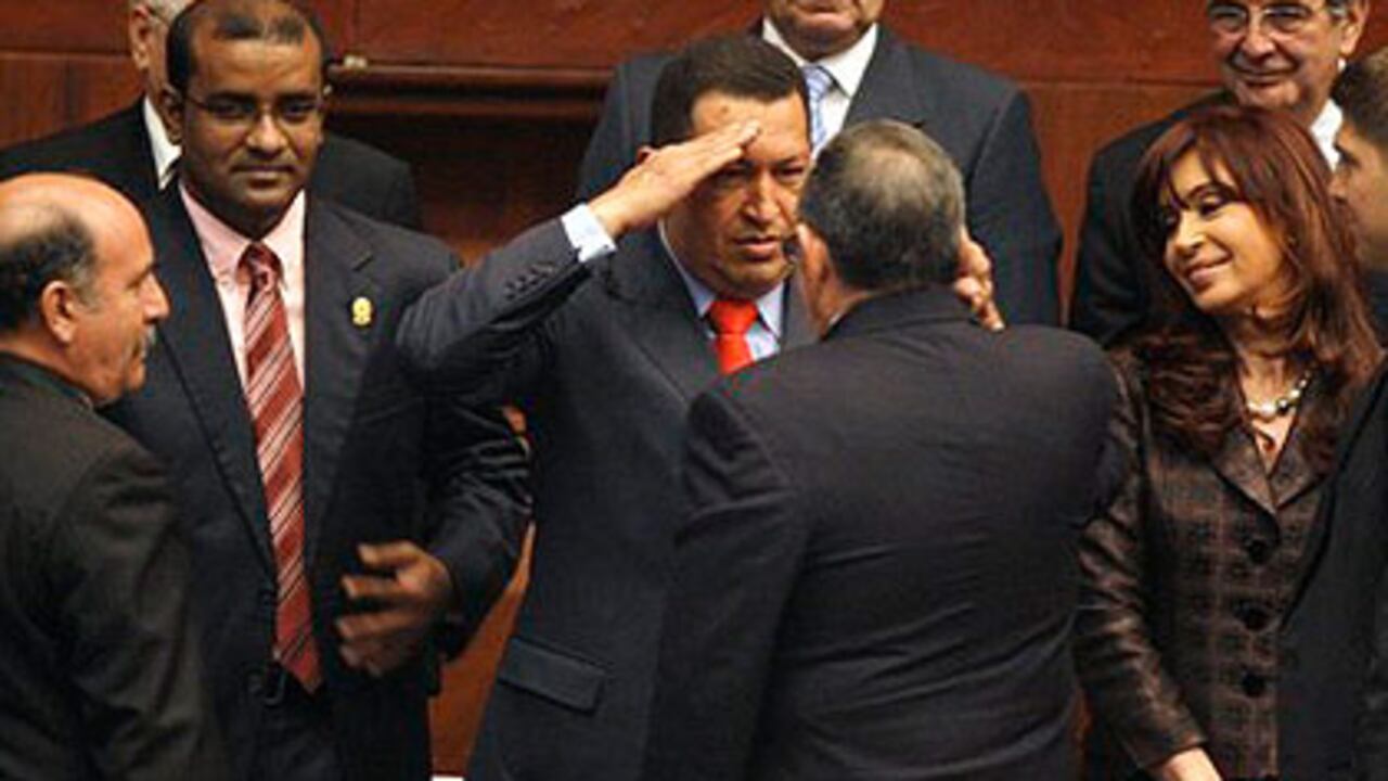 En la Declaración de Quito, los paísesn de Unasur (Argentina, Bolivia, Brasil, Chile, Ecuador, Guayana, Paraguay y Venezuela, además del vicepresidente uruguayo, el canciller peruano, la vicecanciller de Colombia y el representante de Surinam) condenaron el golpe de Honduras y se abstuvieron de condenar el uso de bases militares colombianas por el Ejército estadounidense.