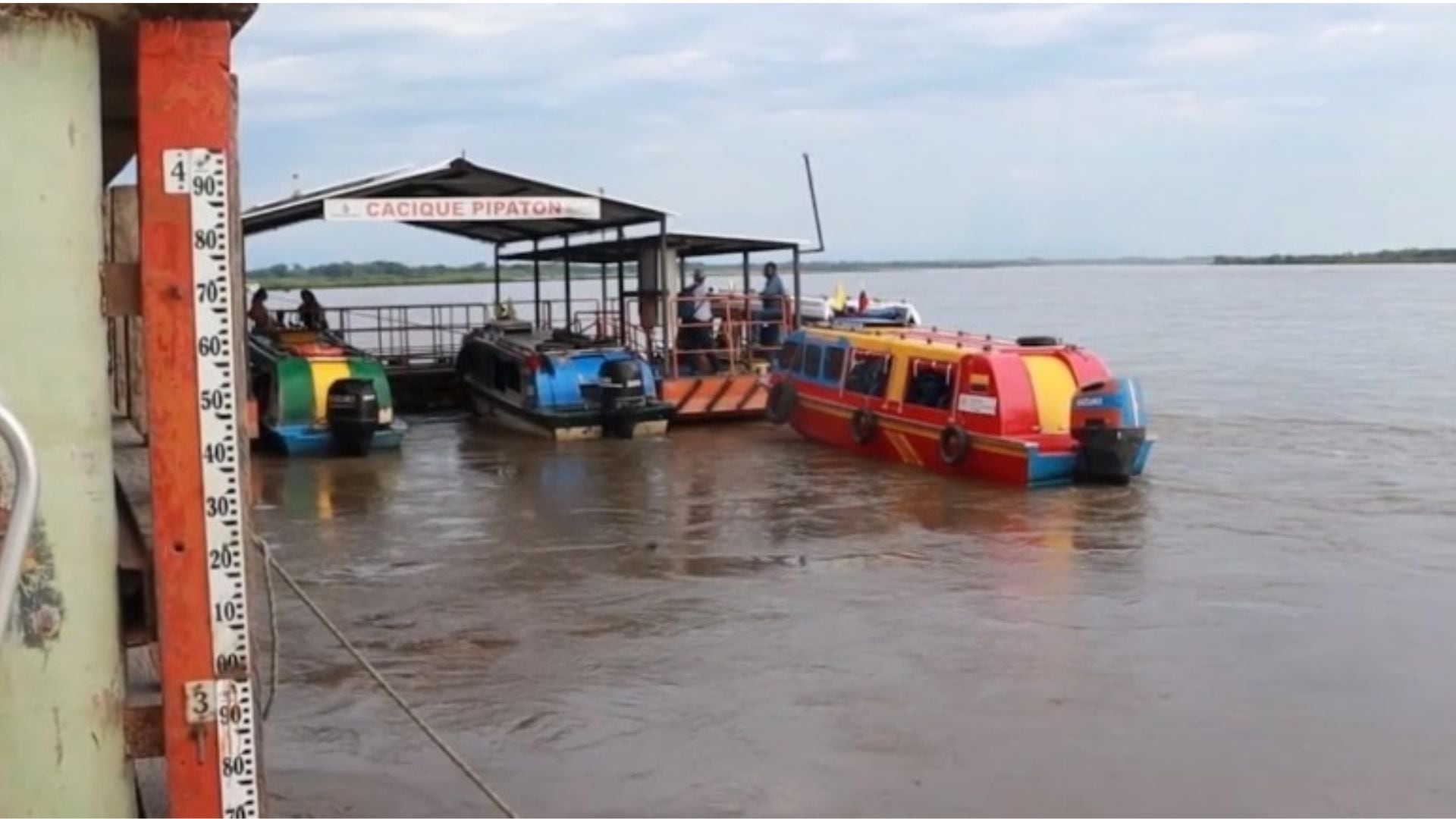 Los bajos niveles del río Magdalena han dejado expuestas amplias zonas de arena y modificado el paisaje del afluente en Barrancabermeja, Santander.