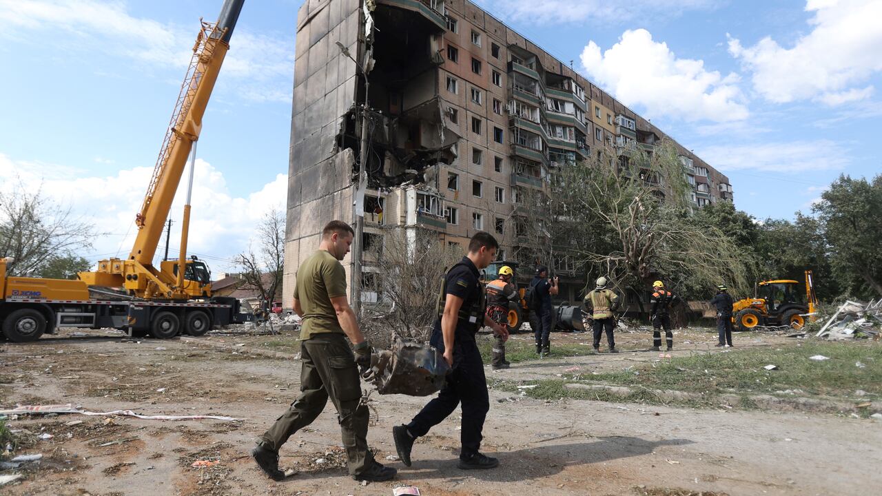 Los rescatistas llevan un fragmento de misil fuera de un edificio residencial de nueve pisos parcialmente destruido como resultado del ataque con misiles rusos en Kryvyi Rig el 31 de julio. Foto: AFP