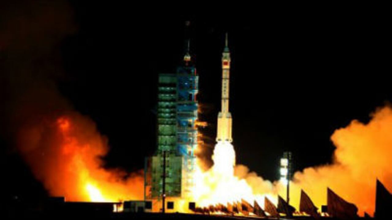 Un cohete chino Larga Marcha 2F, con la nave espacial no tripulada Shenzhu-VIII a bordo, despega del centro de lanzamiento de la provincia de Gansu, al noroeste de China, el pasado 1 de noviembre.