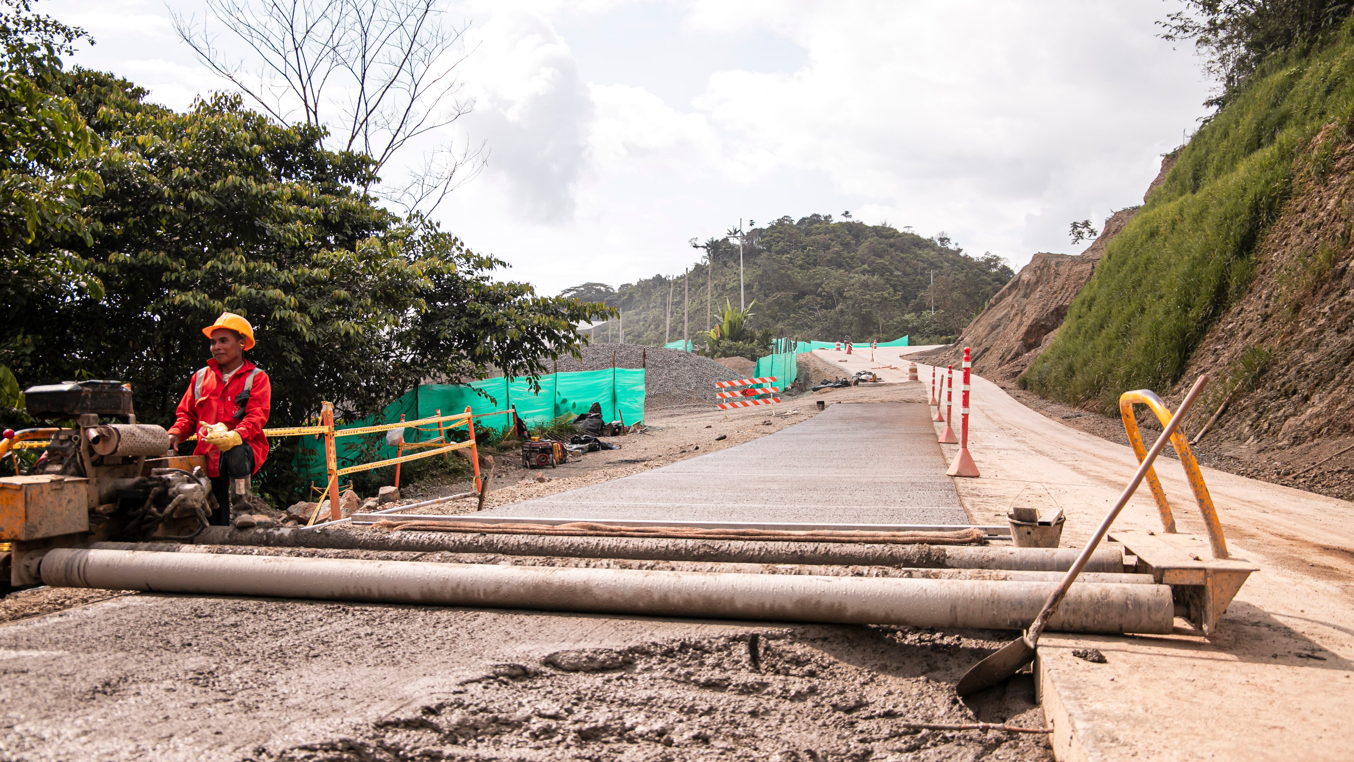 La pavimentación de las vías, además de generar comunicación, favorece la comercialización de productos de la región.