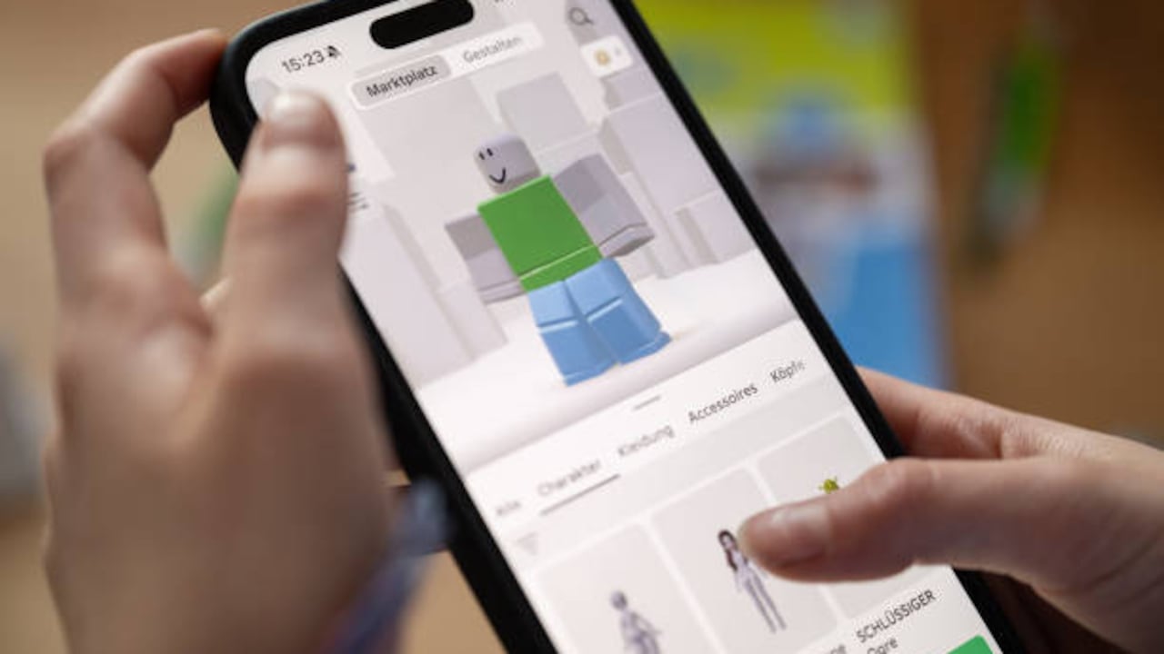 El juego virtual permite entrar a un tipo de 'metaverso' y mediante la creación de un avatar, se interactúa con otros usuarios en distintos escenarios.