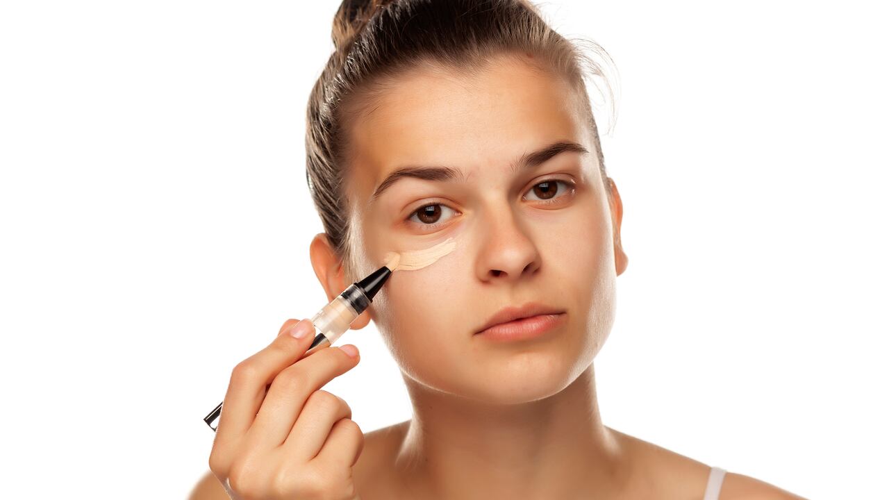 El corrector de ojeras ayuda a ocultar las imperfecciones.
