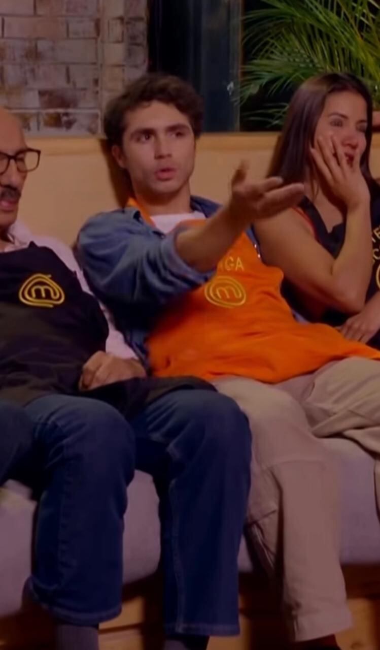 Caterin Escobar y Michelle Rouillard del equipo naranja, tuvieron una discusión mientras cocinaban.