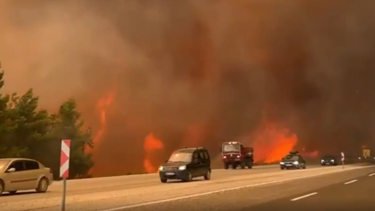 Bomberos y aeronaves trabajan para contener los incendios forestales que obligaron a evacuar a cientos de personas en el sur de Turquía.