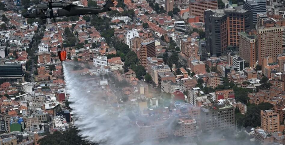 Grandes descargas de agua se han hecho para tratar de controlar los incendios.