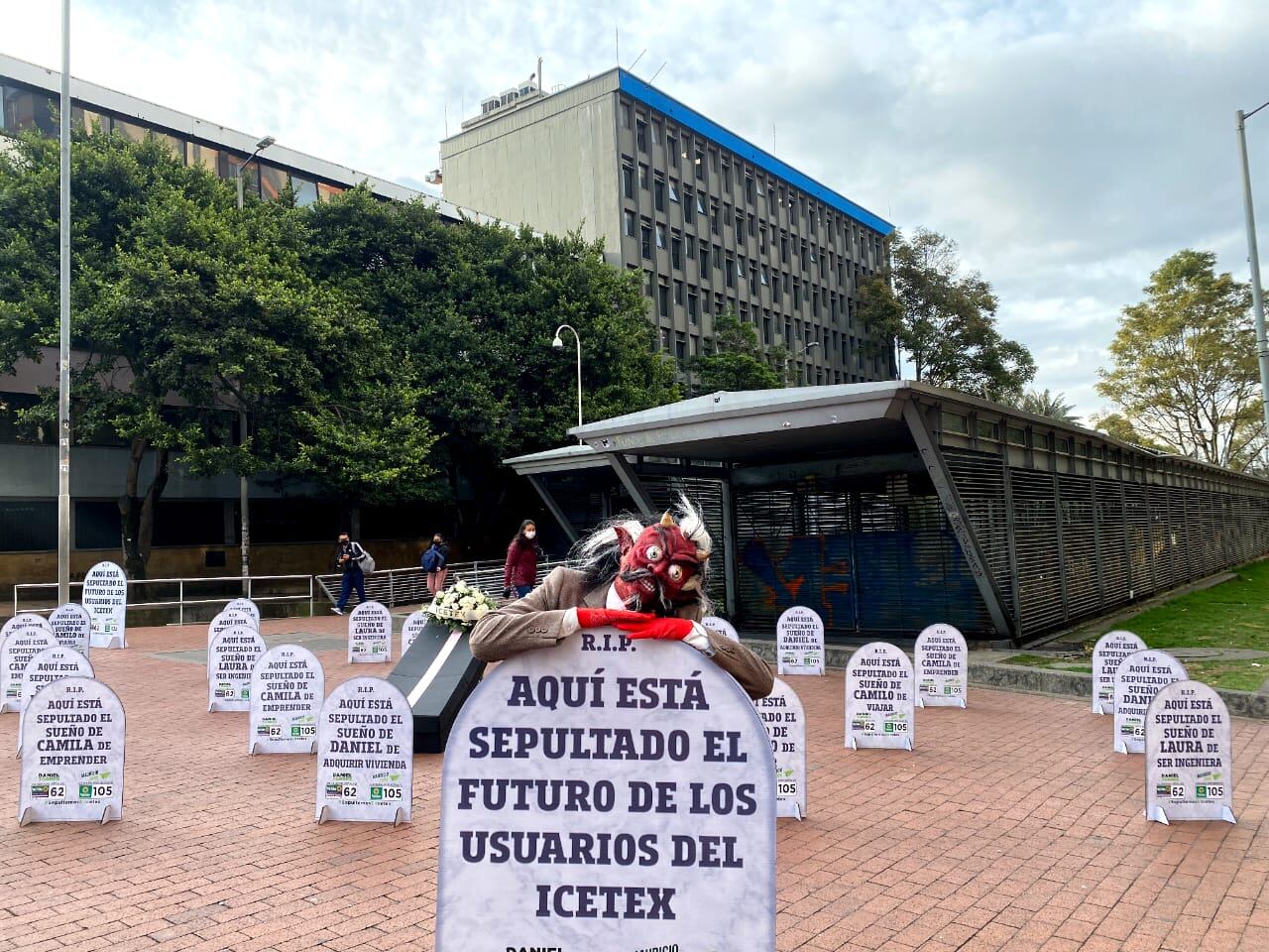 Intervención del congresista Mauricio Toro y el candidato al Senado Daniel Torre frente a la sede del Icetex