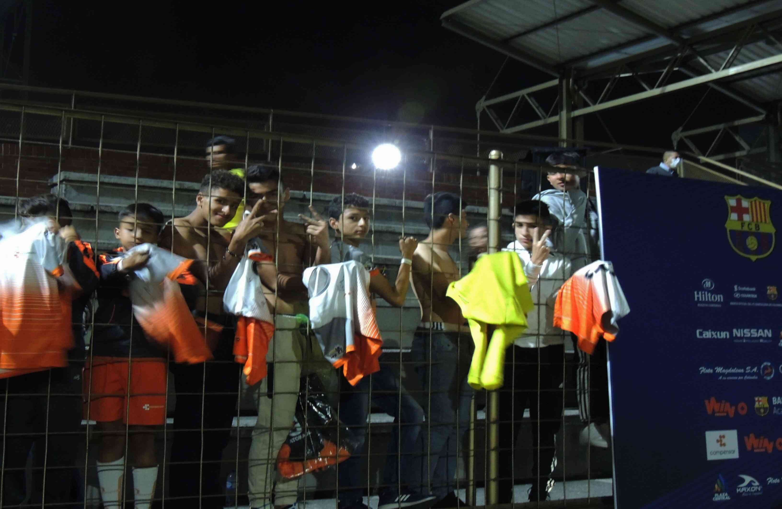 Niños y adultos esperaron por más de una hora a que sus ídolos se acercaran para firmar sus camisetas. No importó el frío de la noche con tal de recibir un autógrafo de las leyendas.  Foto: Sophia Gómez / SEMANA