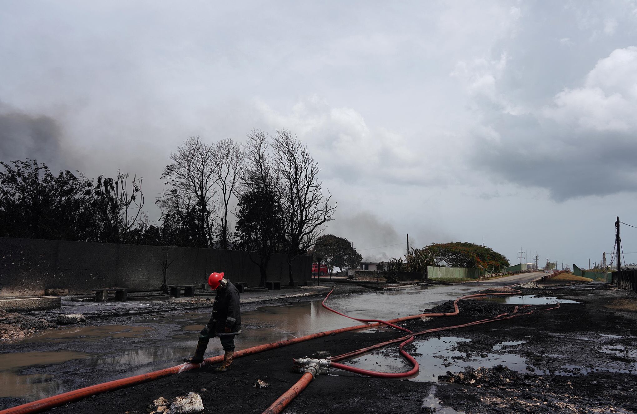 En imágenes : Incendio en puerto cubano de almacenamiento de combustible