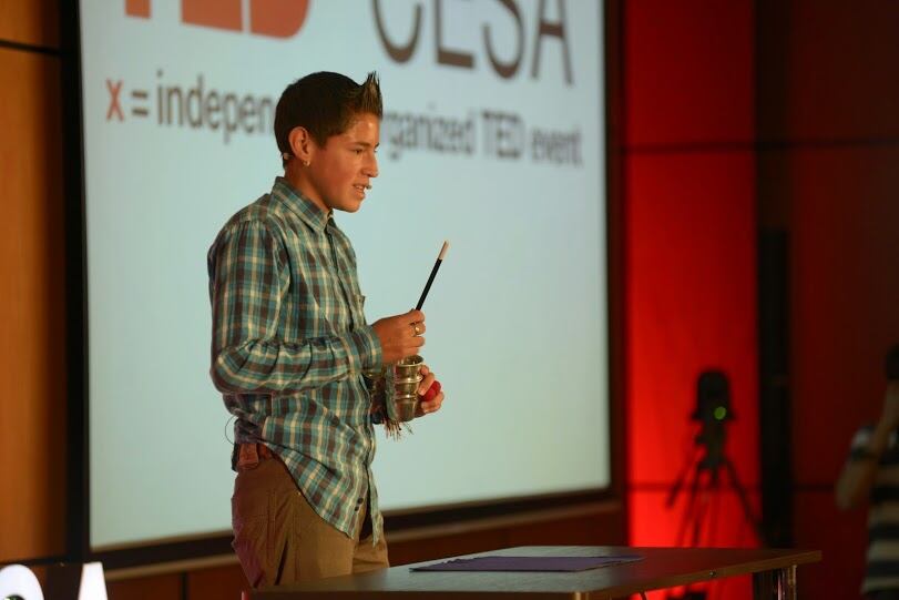 Joven de la organización participando en charla TED.
