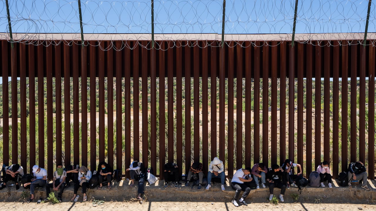 Migrantes en la frontera entre Estados Unidos y México