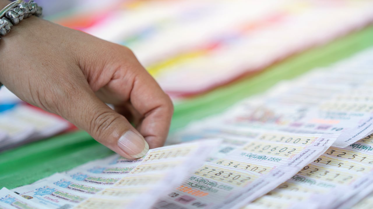 El tocomocho, cuyo significado se relaciona con la venta de billetes de lotería falsos, sigue captando la atención de estafadores que buscan aprovechar la vulnerabilidad de las personas en momentos de emoción.