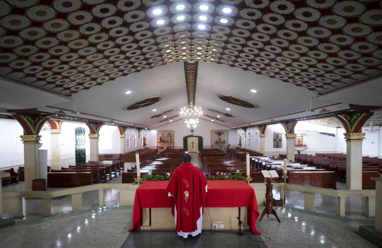 En la iglesia de Venecia, en Bogotá, el sacerdote celebró la liturgia del Domingo de Ramos ante un templo despoblado de feligreses. Las normas de prevención frente a la pandemia del coronavirus han prohibido las reuniones de más de 50 personas por lo que la eucaristía del primer día de la Semana Santa se celebró a puertas cerradas. Foto: Esteban Vega La Rotta / SEMANA