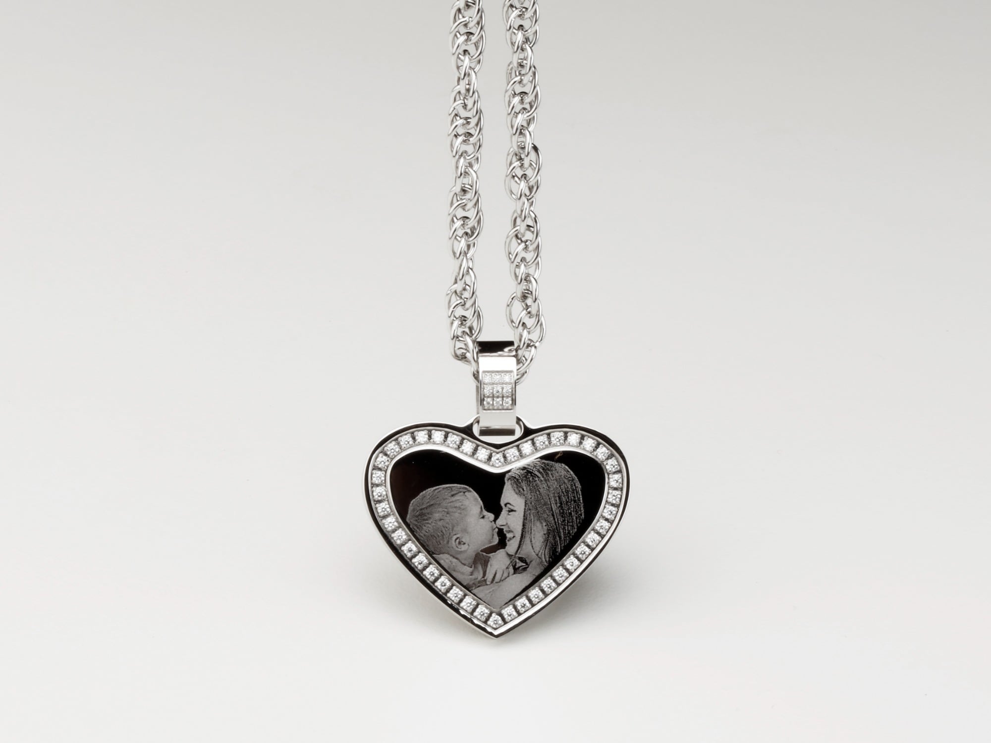 Acium cuenta con un portafolio de productos con más de 6.000 referencias exclusivas con diseños italianos en aacero hipoalergénico y oro.