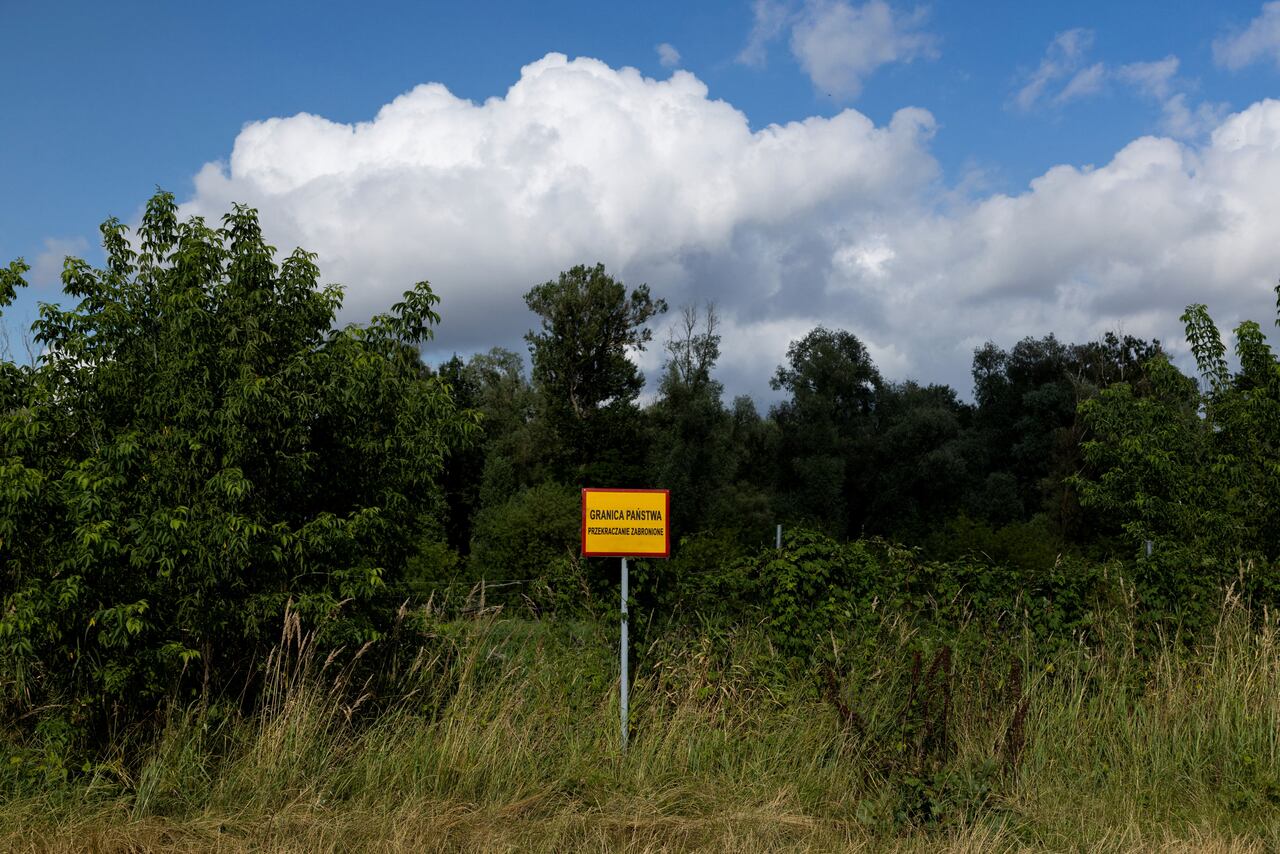 Se ve un letrero cerca del río Bug en la frontera entre Polonia y Bielorrusia, cerca de Kostomloty, Polonia, 20 de julio de 2023.