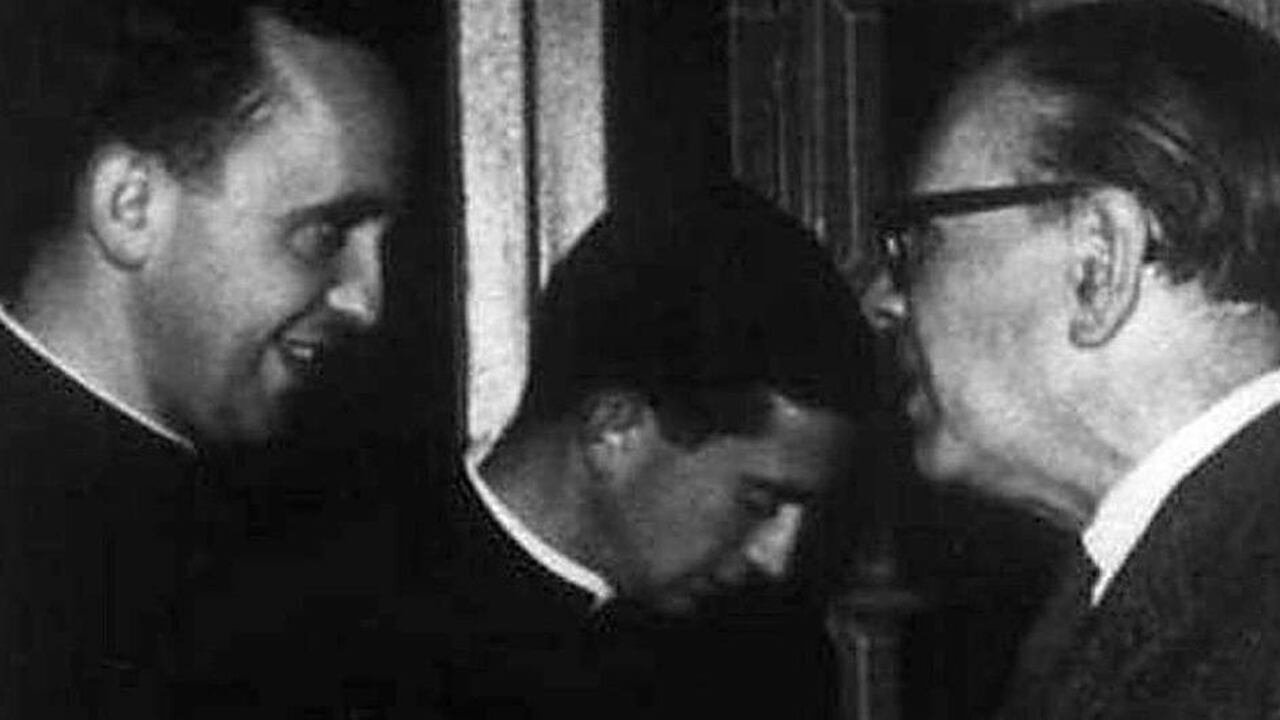 Bergoglio y Borges. La histórica foto entre el entonces profesor y el escritor.