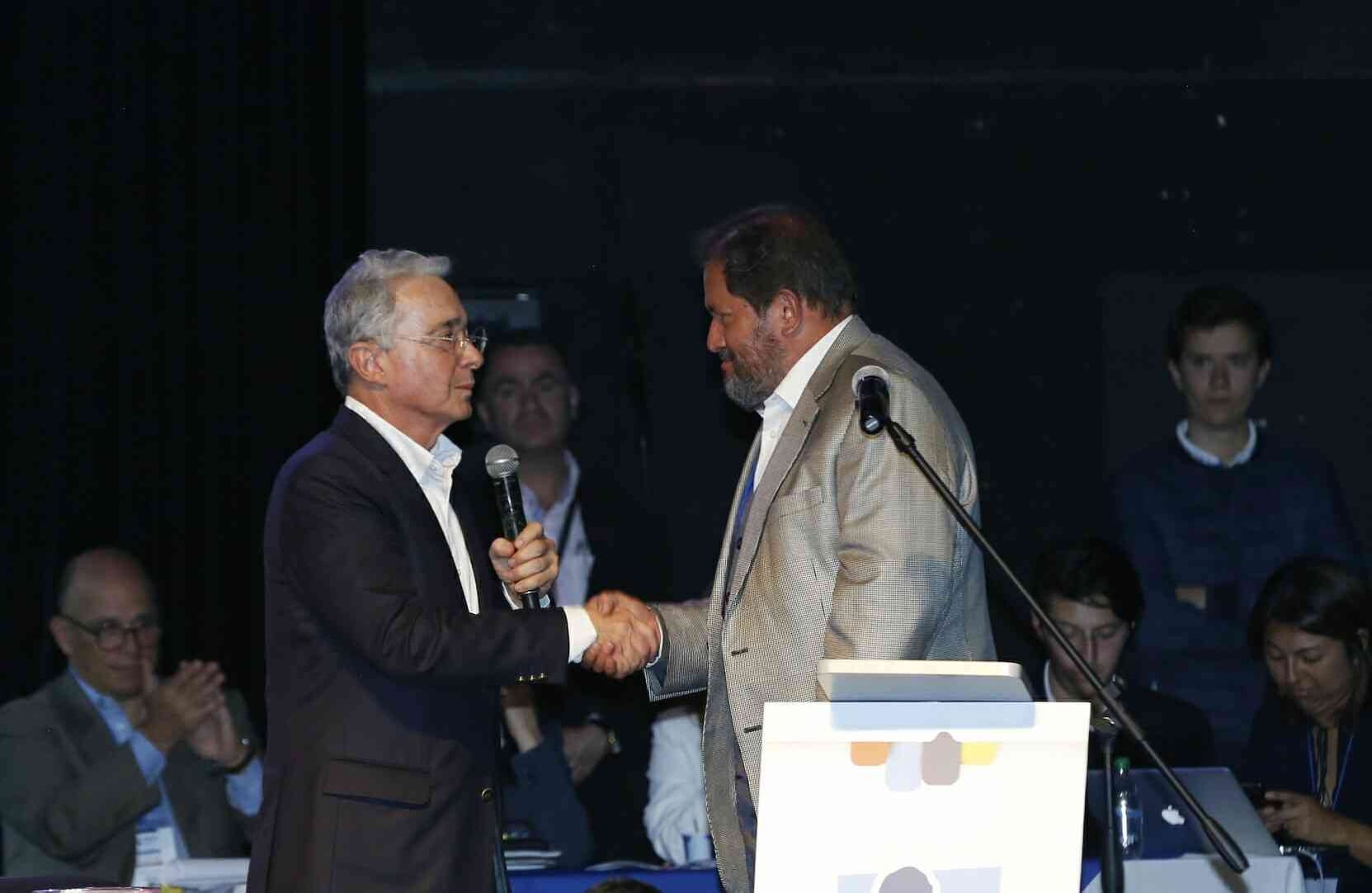 El senador Álvaro Uribe y el ex vicepresidente Angelino Garzón.