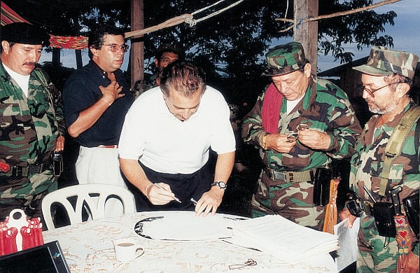 El gobierno de Andrés Pastrana no logró firmar un acuerdo de paz con las Farc. Los tres guerrilleros que aparecen en la imagen (el 'Mono Jojoy', 'Tirofijo' y 'Raúl Reyes') están muertos. 