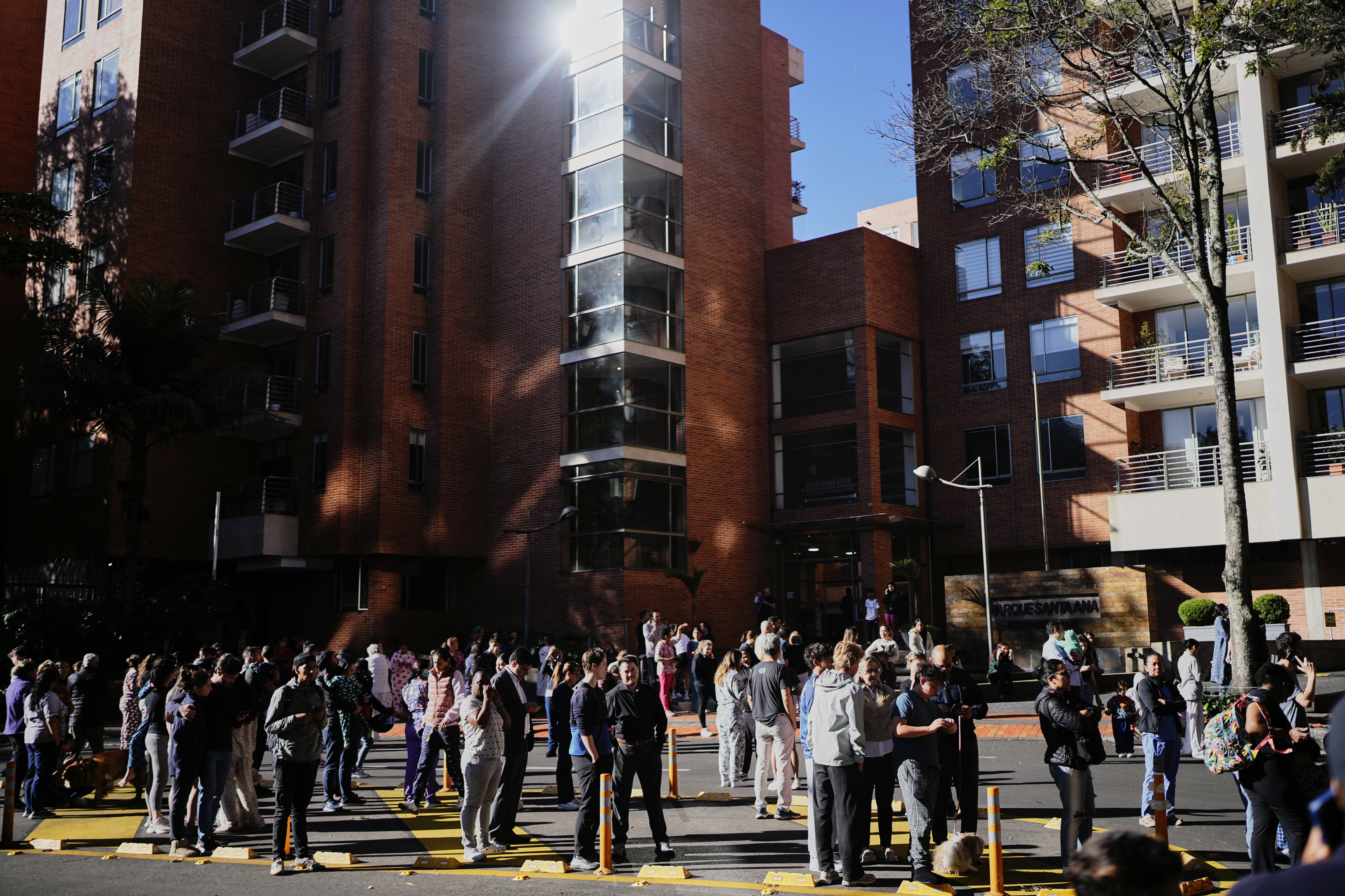 Personas permanecen fuera de sus viviendas tras percibirse un sismo en Bogotá, Colombia, el lunes 10 de agosto de 2026. (Foto AP/Ivan Valencia)