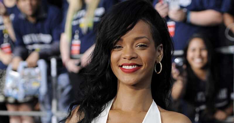 Rihanna fue golpeada en plena calle por su exnovio Chris Brown. Las imágenes de su rostro completamente magullado causaron indignación en redes sociales. 