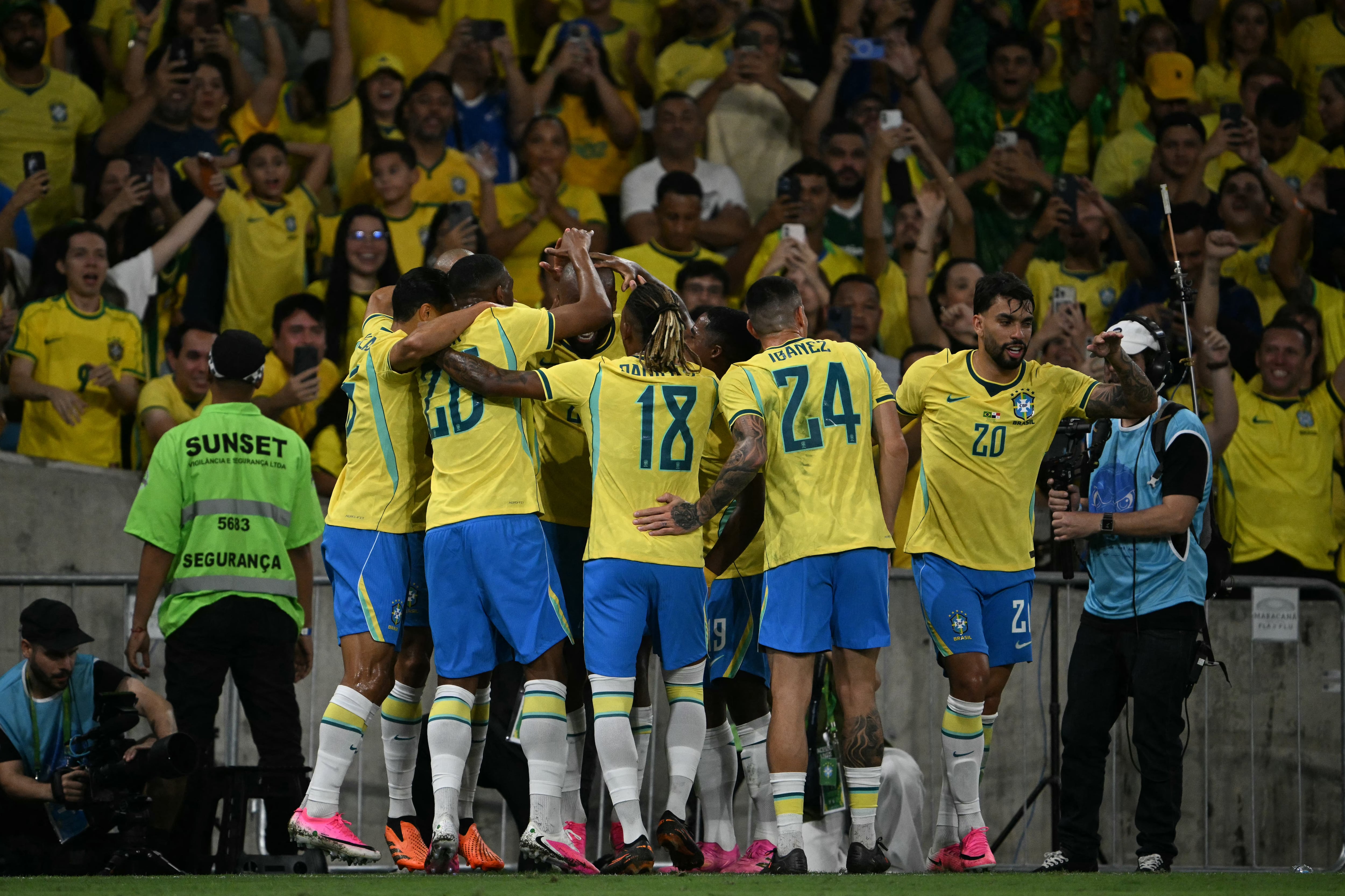 El delantero brasileño Igor Thiago (C, no visible) celebra un gol de penalti con sus compañeros durante el partido amistoso internacional de fútbol entre Brasil y Panamá en el estadio Maracaná de Río de Janeiro, Brasil, el 31 de mayo de 2026. (Foto de Mauro PIMENTEL / AFP)