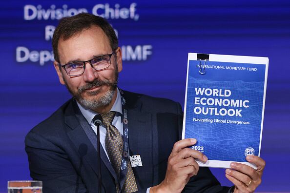 Argentina, en cambio, va a registrar una contracción de 2,5% en 2023, con una inflación proyectada de 121,7% para este año.