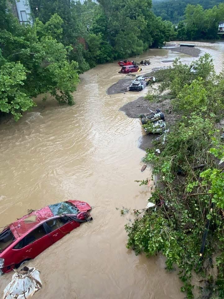 Las inundaciones destruyeron importantes vías y edificios residenciales de las ciudades del estado del país.
