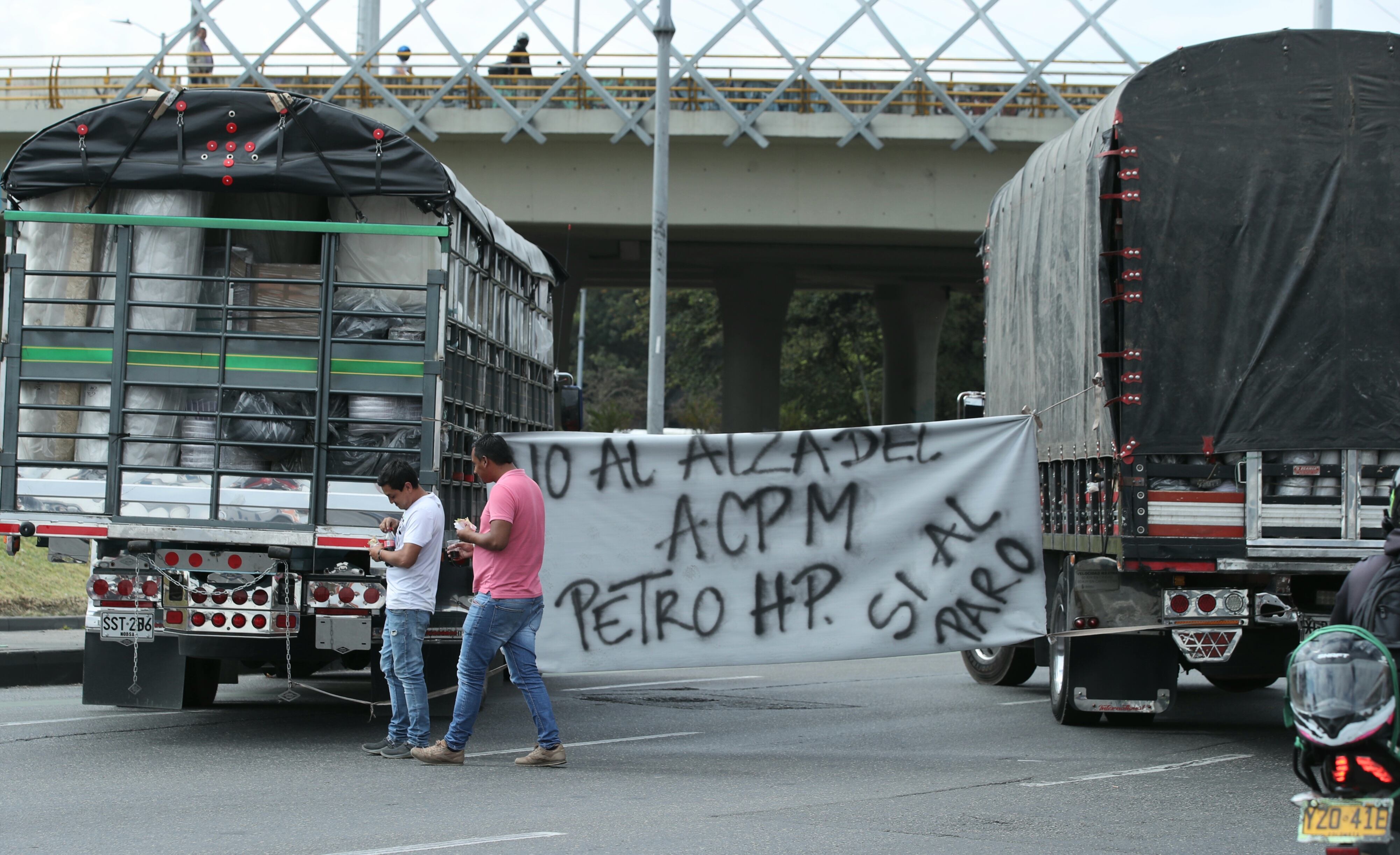 Paro de transportadores, camioneros en la autopista norte con calle 183
protestas por el alza al ACPM