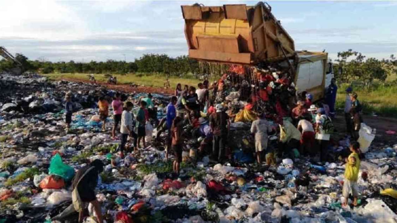 Los indígenas de la comunidad Amorúa sacian su hambre recogiendo comida de la basura que botan los camiones al relleno sanitario de Puerto Carreño. Foto: Defensoría del Pueblo