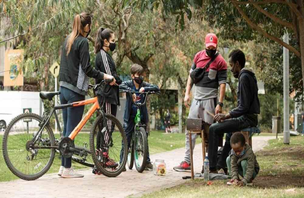 Ciudadanos conversando durante el recorrido.  Foto Karen Salamanca SEMANA