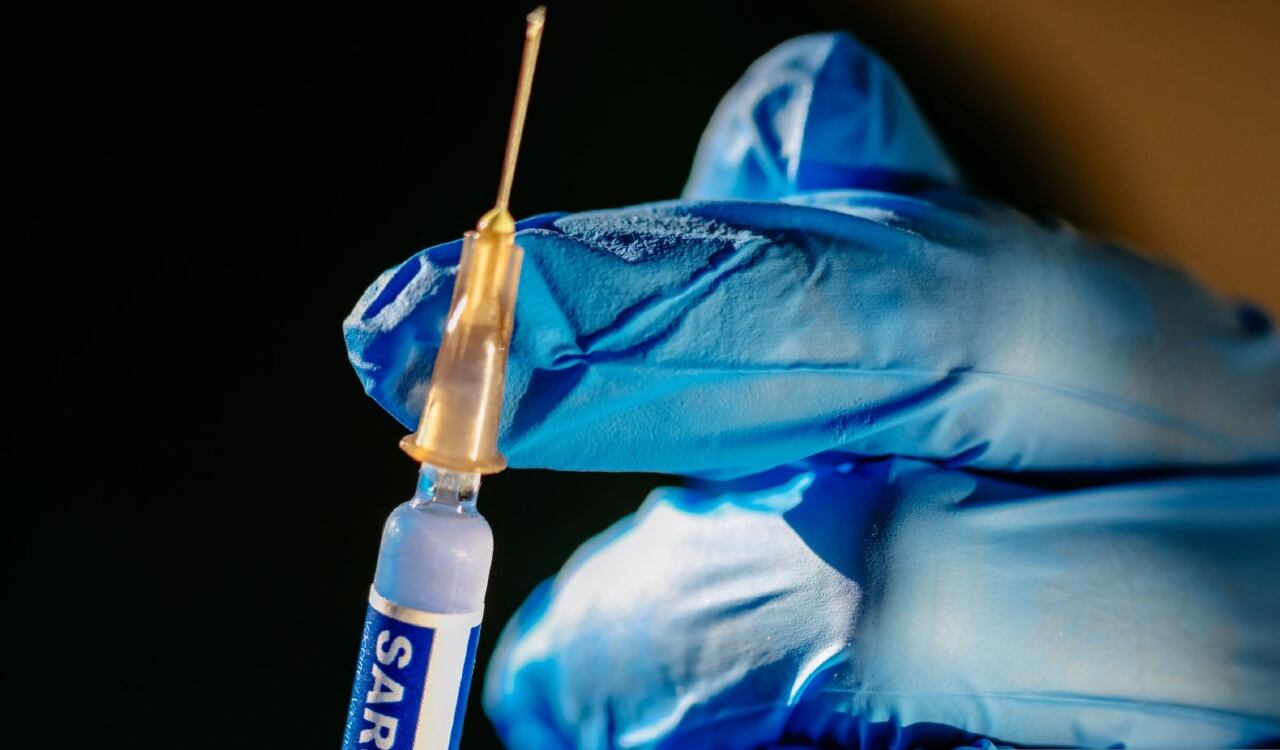 Varias empresas han iniciado una carrera por adaptar y crear nuevas vacunas más eficaces contra el covid-19