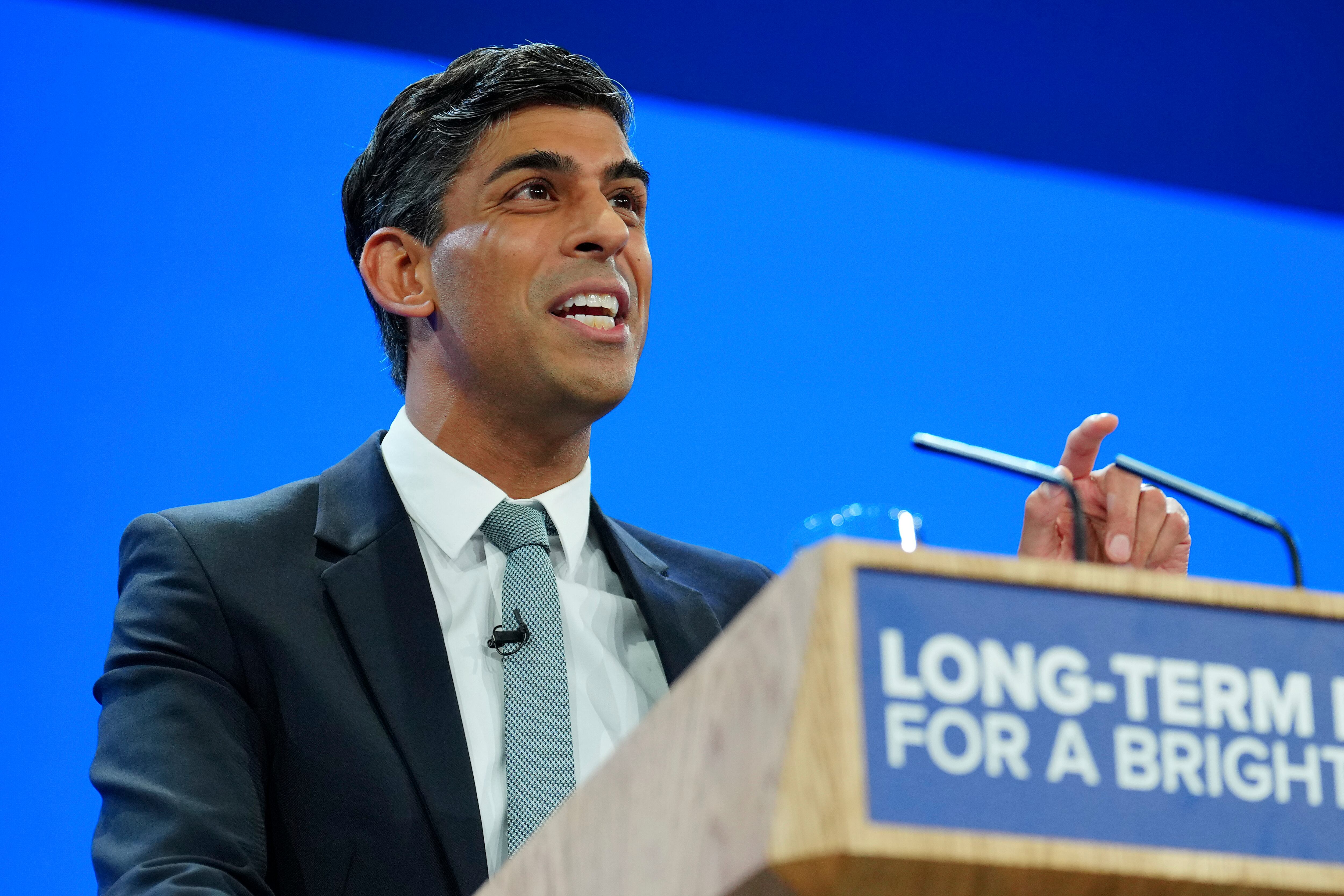 El primer ministro británico, Rishi Sunak, habla en la conferencia anual del Partido Conservador en el complejo de convenciones Manchester Central en Manchester, Inglaterra, el miércoles 4 de octubre de 2023.