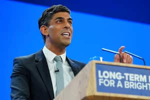 El primer ministro británico, Rishi Sunak, habla en la conferencia anual del Partido Conservador en el complejo de convenciones Manchester Central en Manchester, Inglaterra, el miércoles 4 de octubre de 2023.