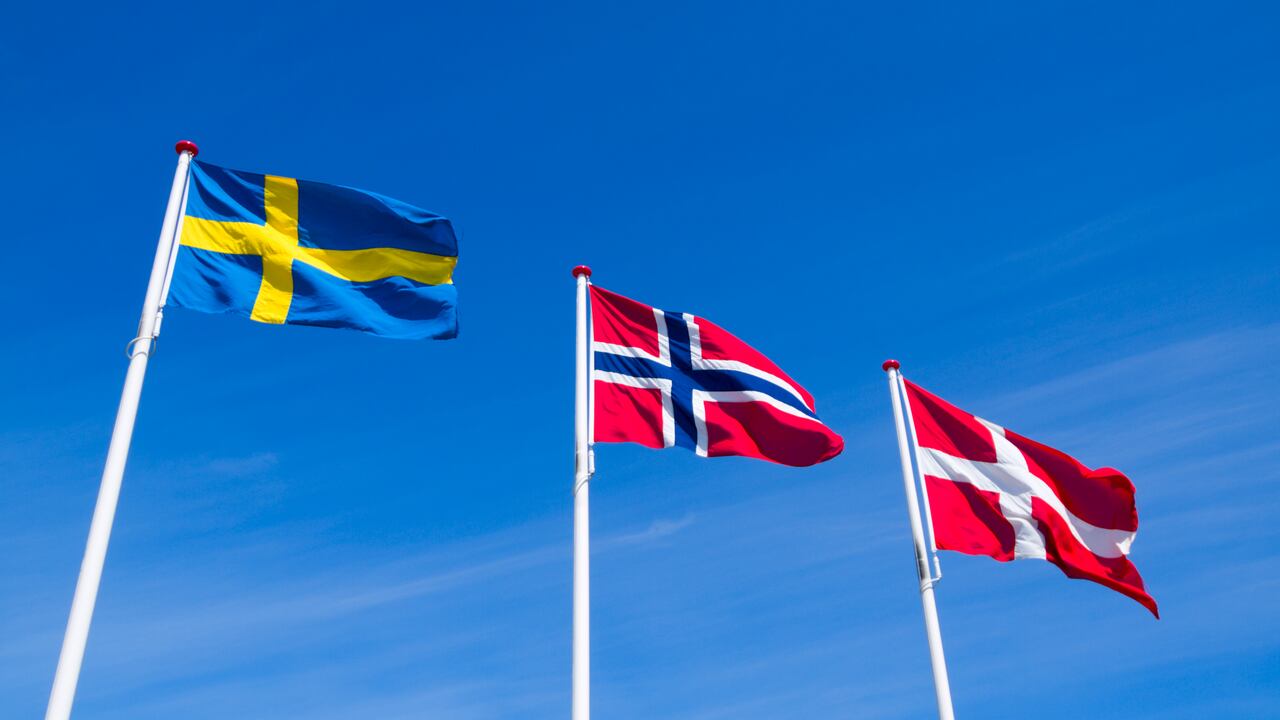 Banderas de Suecia, Noruega y Dinamarca. PhotographerCW / Getty Images.