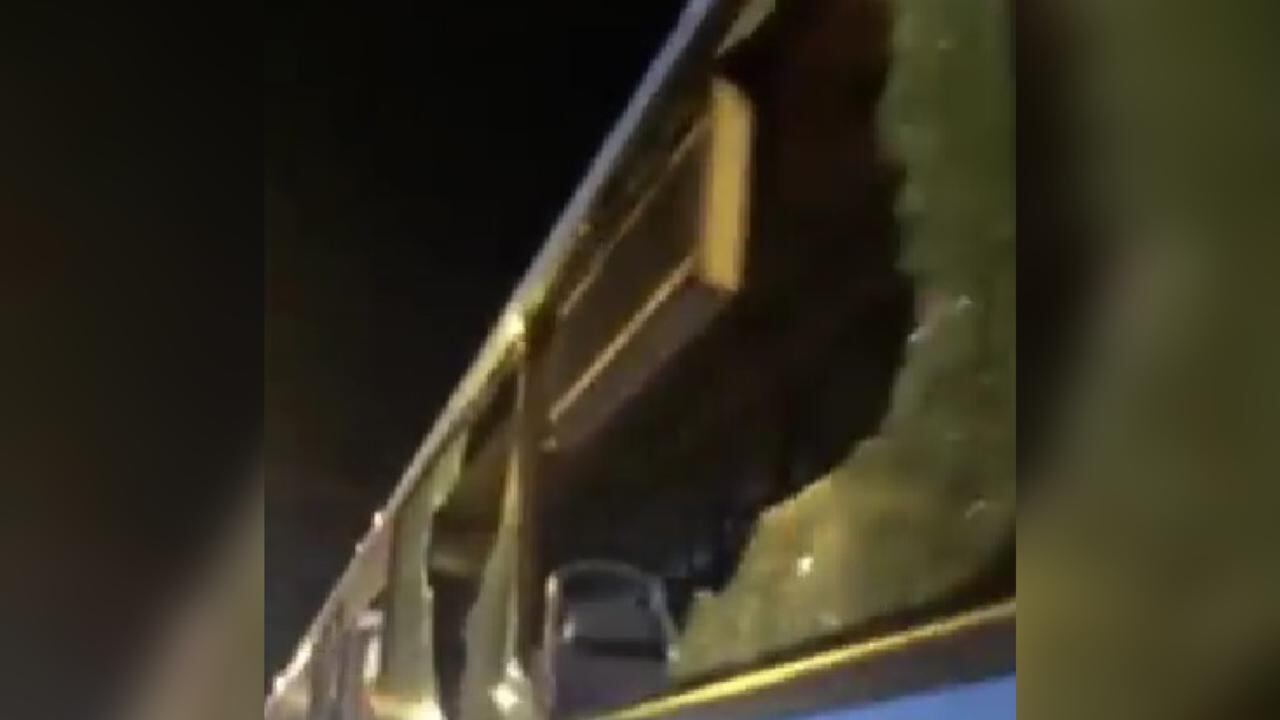 Así quedaron las ventanas del bus.