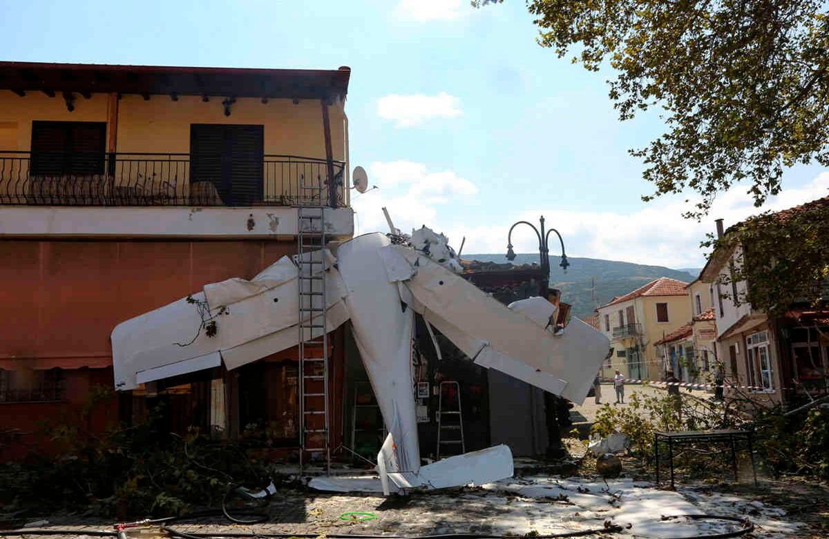 Una avioneta descansa sobre un edificio después de que se accidentó en el pueblo de Proti, cerca de la ciudad de Serres, en el norte de Grecia, este lunes 3 de agosto. El avión monomotor chocó con el frente de la construcción pero no causó heridos y el piloto del avión Cessna está bien. Foto: Ilias Kotsireas / InTime News vía AP
