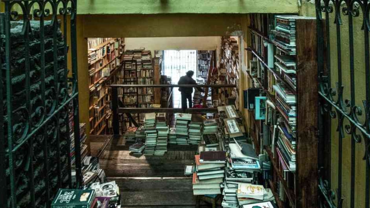 Al fondo, Célico Gómez, en la librería Merlín.