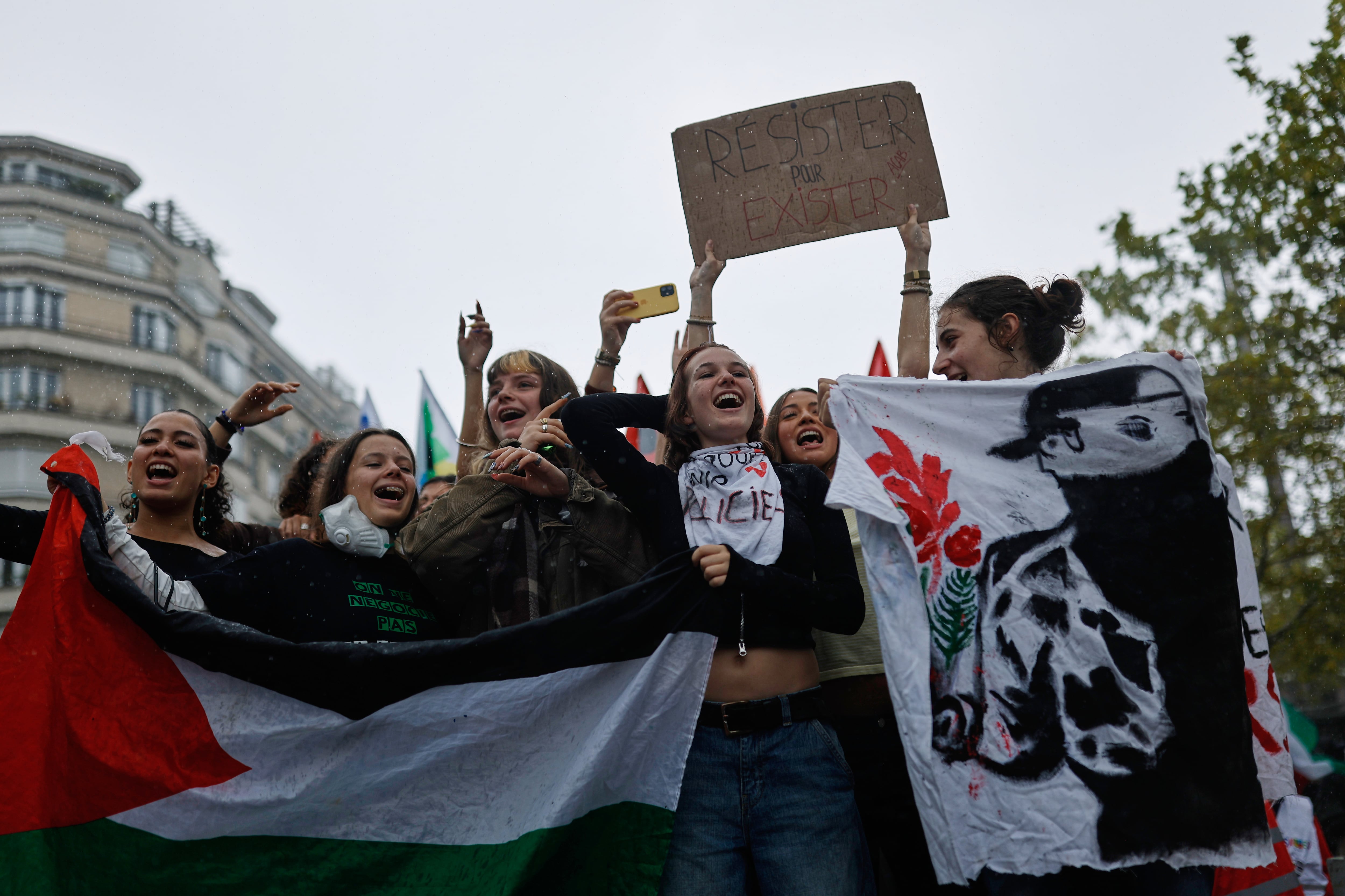 Estudiantes corean consignas durante una protesta por la falta de financiamiento de la escuela pública, en Rennes, Francia.