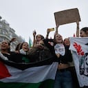 Estudiantes corean consignas durante una protesta por la falta de financiamiento de la escuela pública, en Rennes, Francia.