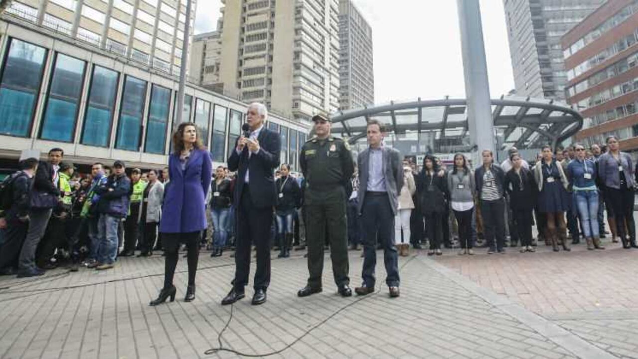 De izquierda a derecha: gerente de Transmilenio Alexandra Rojas, alcalde Enrique Peñalosa, General Hoover Penilla y secretario de Seguridad, Daniel Mejía.