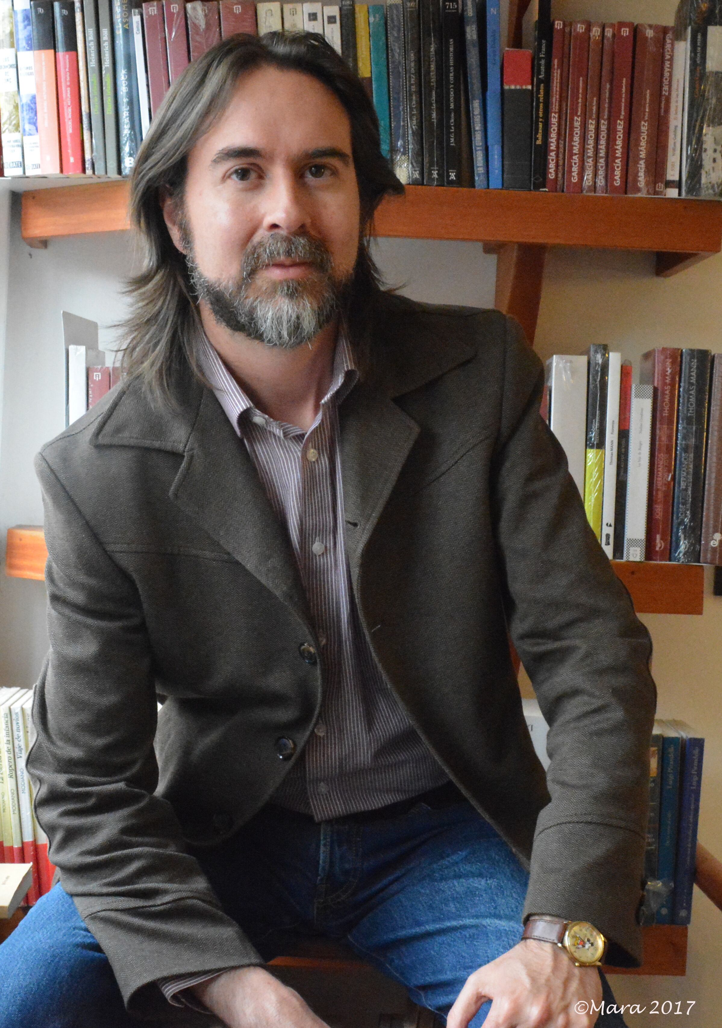 Juan Carlos Garay es periodista, escritor y traductor, ocios todos que están atravesados por su amor a la música. 
Sus escritos han aparecido en el Magazín Dominical de El Espectador, la revista El Malpensante y la revista Rolling Stone, entre otros. Es autor de las novelas 'La nostalgia del melómano', 'La canción de la luna' y 'Balas defuego'.