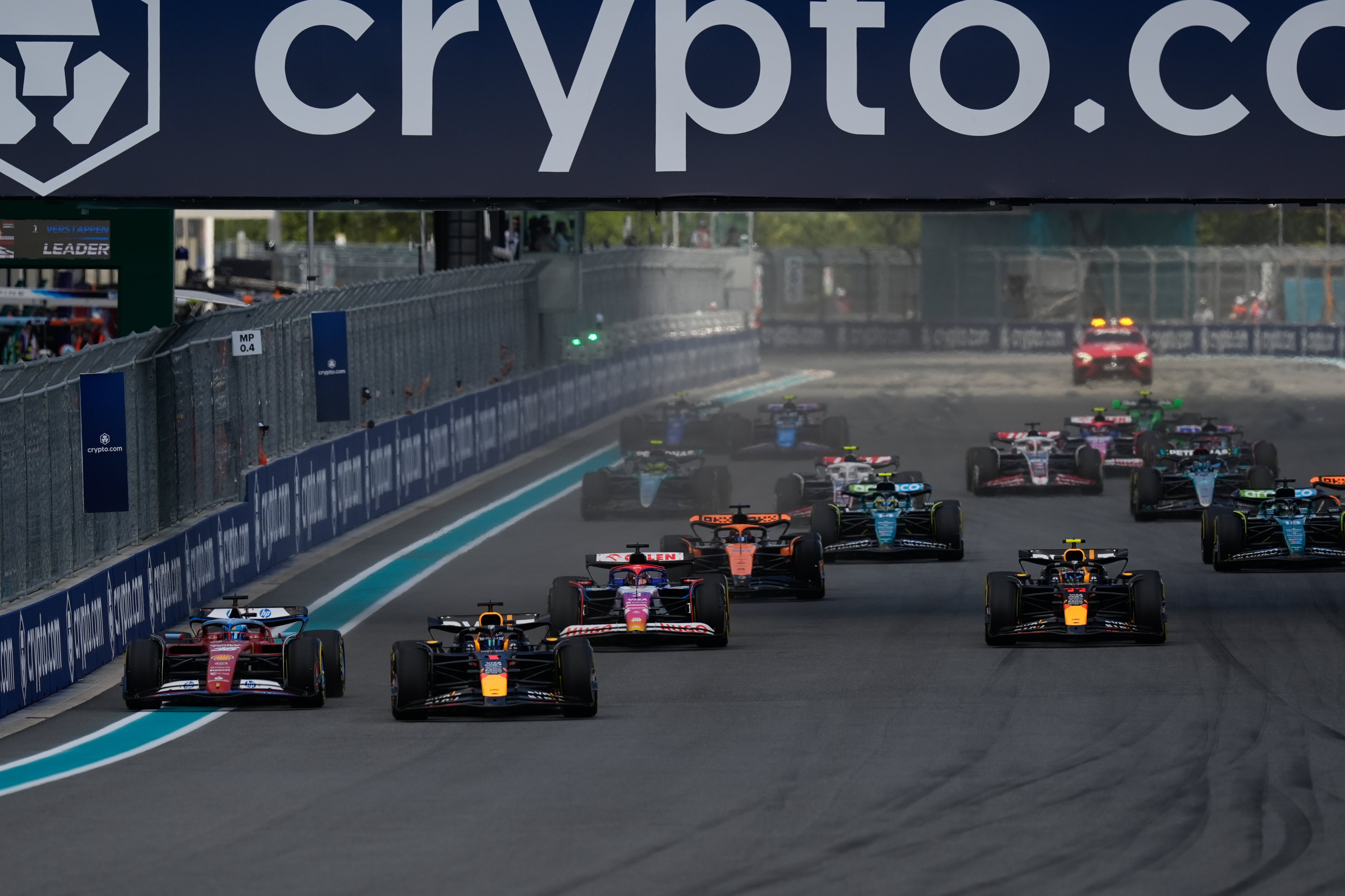 El piloto de Red Bull Max Verstappen de Holanda, al frente, y el piloto de Ferrari Charles Leclerc de Mónaco, a la izquierda, lideran desde el principio durante la carrera Sprint en la carrera automovilística del Gran Premio de Miami de Fórmula Uno, el sábado 4 de mayo de 2024, en Miami Gardens. Florida (Foto AP/Rebecca Blackwell)