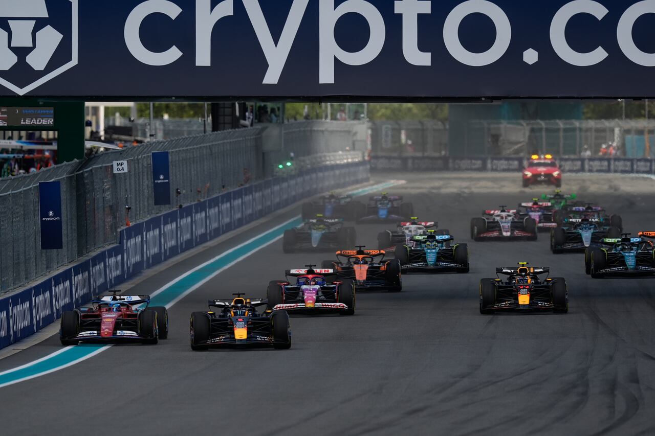 El piloto de Red Bull Max Verstappen de Holanda, al frente, y el piloto de Ferrari Charles Leclerc de Mónaco, a la izquierda, lideran desde el principio durante la carrera Sprint en la carrera automovilística del Gran Premio de Miami de Fórmula Uno, el sábado 4 de mayo de 2024, en Miami Gardens. Florida (Foto AP/Rebecca Blackwell)