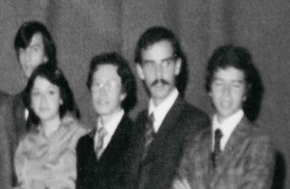 En 1979 el día de su grado como bachiller del Colegio León De Greiff (ya luciendo mostacho). 