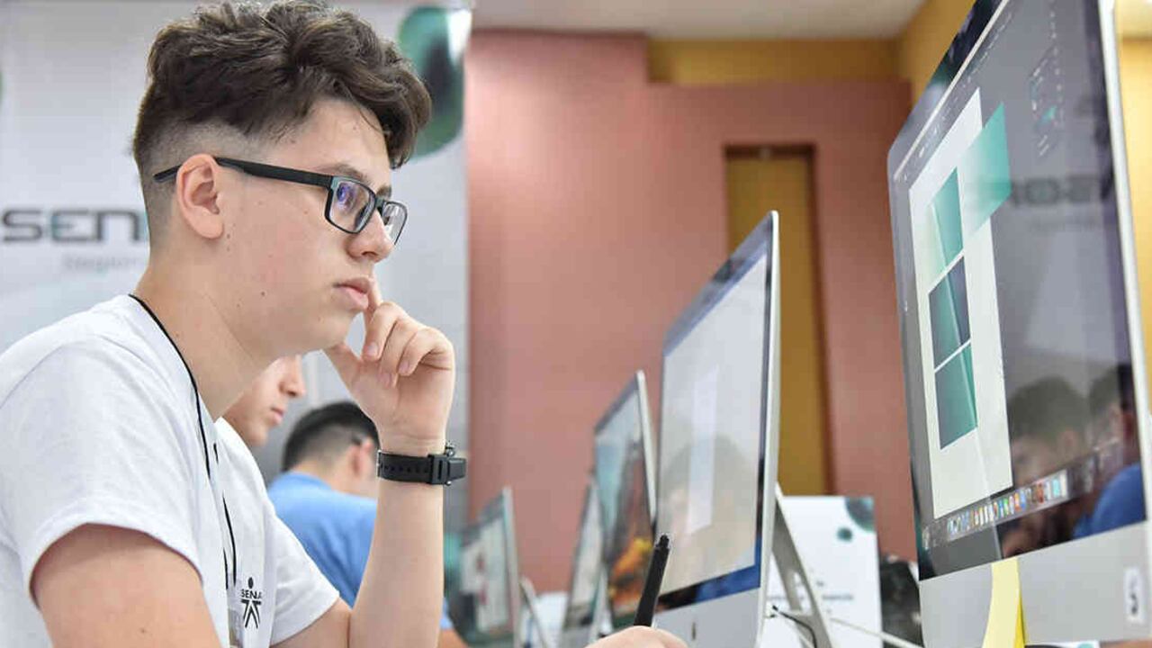 Los estudiantes recibieron insignias por su compromiso educativo en medio de la pandemia