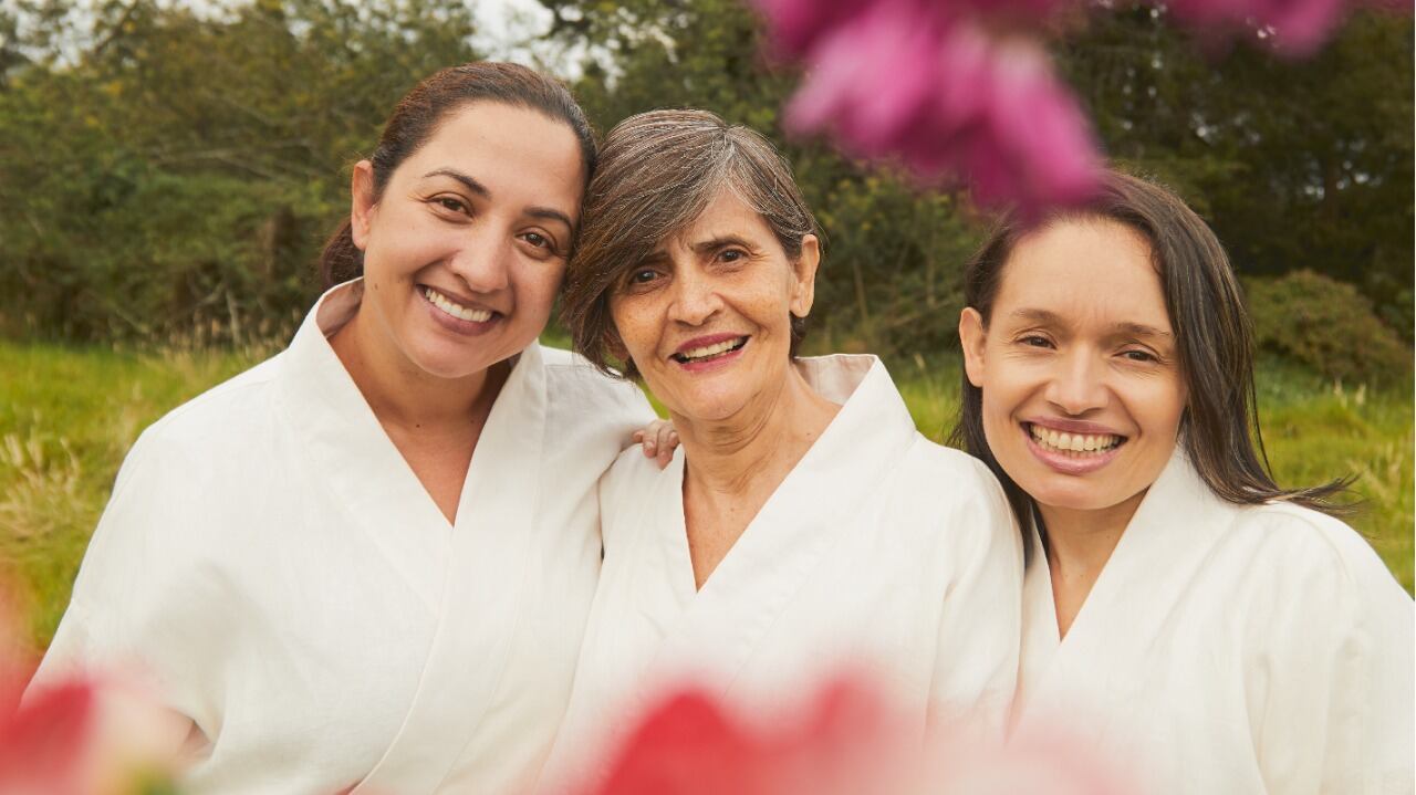 Gran parte del grupo de artesanos que colaboran con la marca, son mujeres.