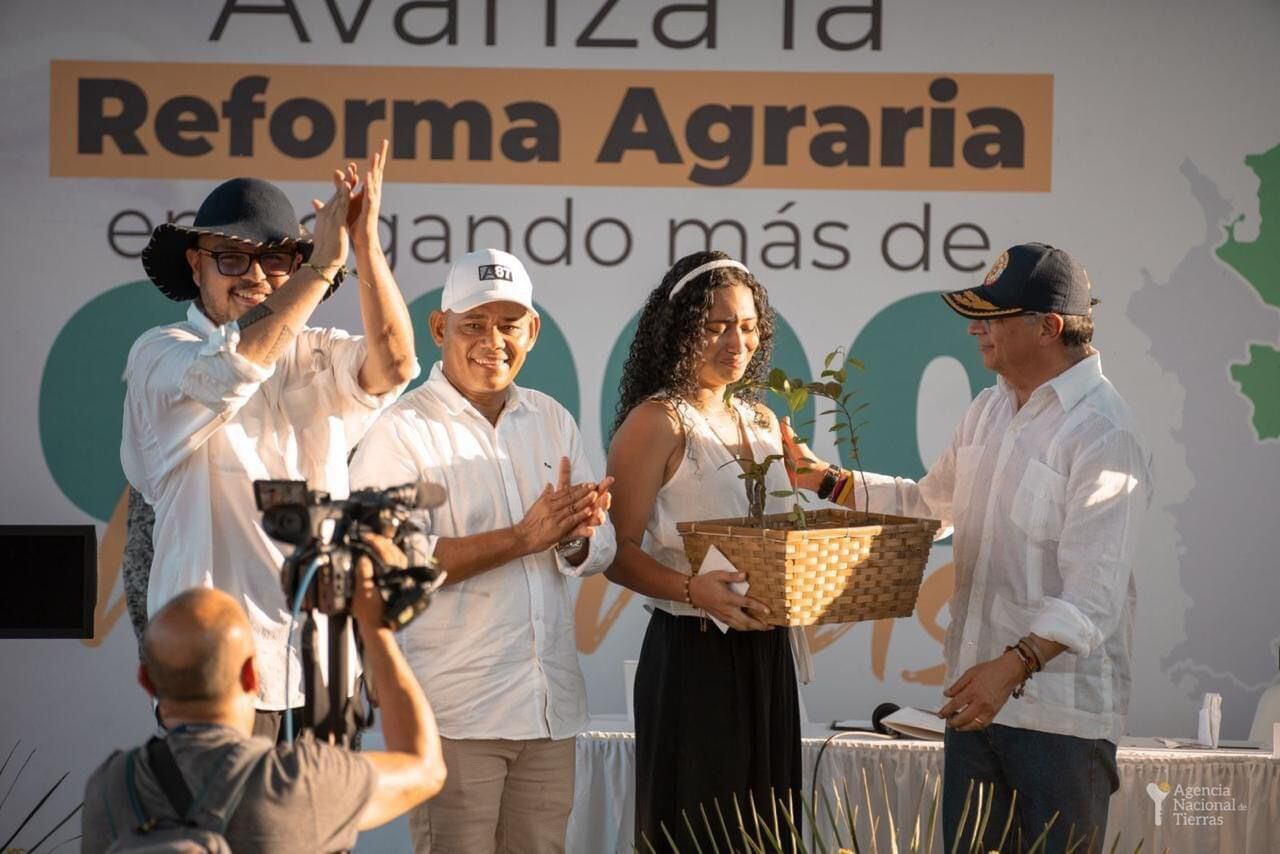 El director de la Agencia Nacional de Tierras, Juan Felipe Harman, y el presidente Gustavo Petro en entrega de predios para la reforma agraria.