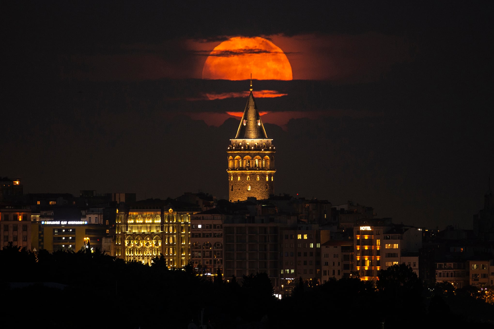 Strawberry Moon deslumbra en el cielo nocturno