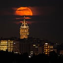 Una superluna se eleva detrás de la Torre de Gálata en Estambul, Turquía, el martes 14 de junio de 2022. Foto AP/Emrah Gurel